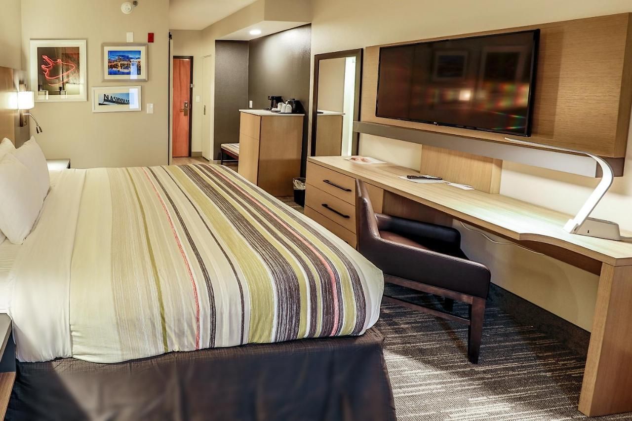 Country & By Radisson Airport Tn 4*