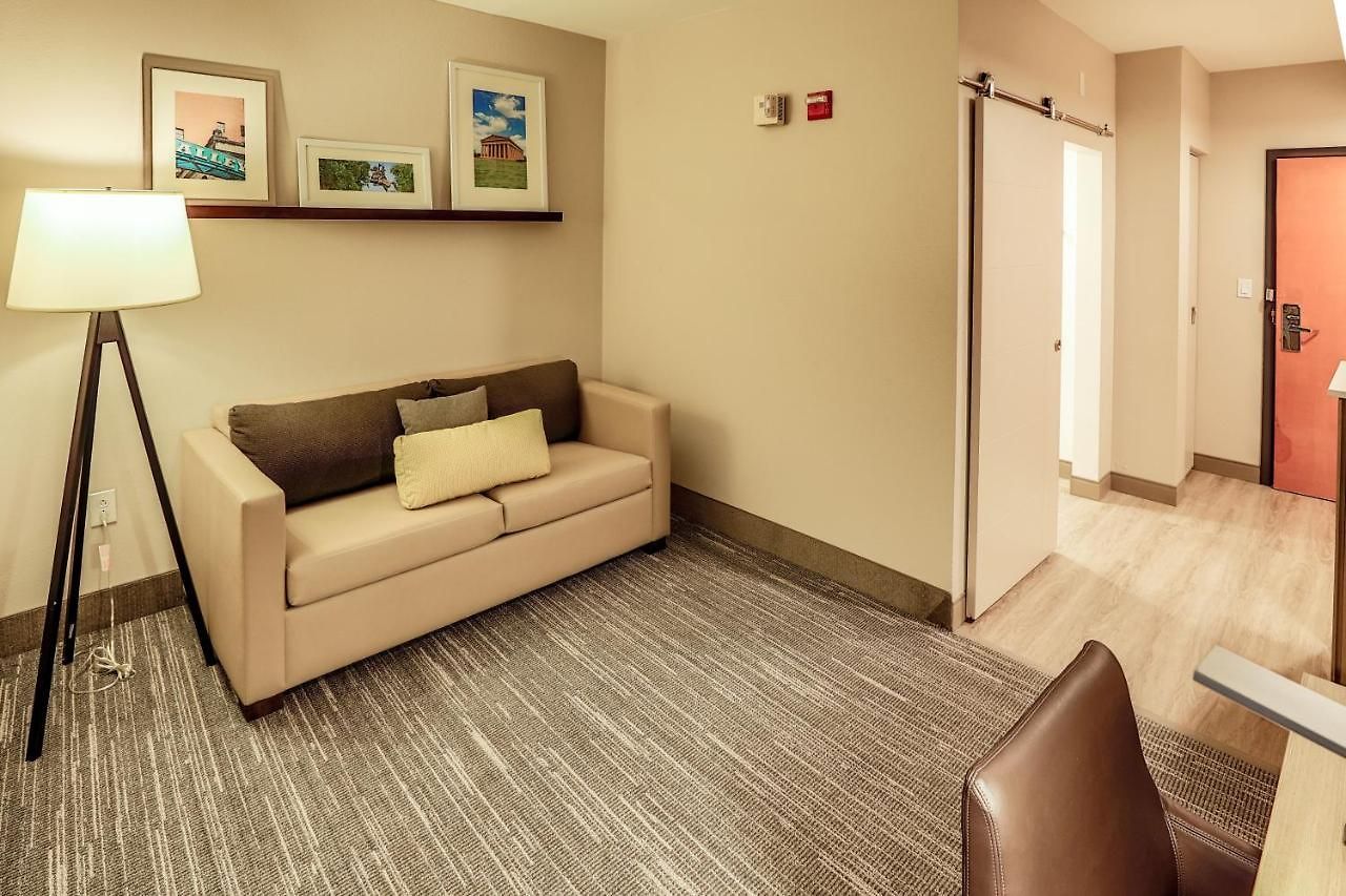 Hotel Country & By Radisson Airport Tn