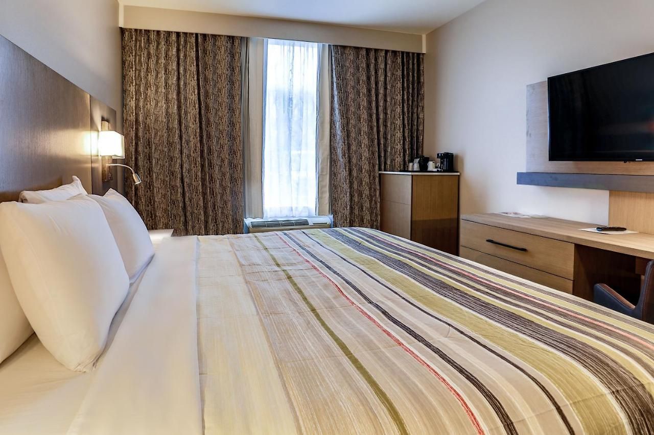 Country & By Radisson Airport Tn Hotel 4*