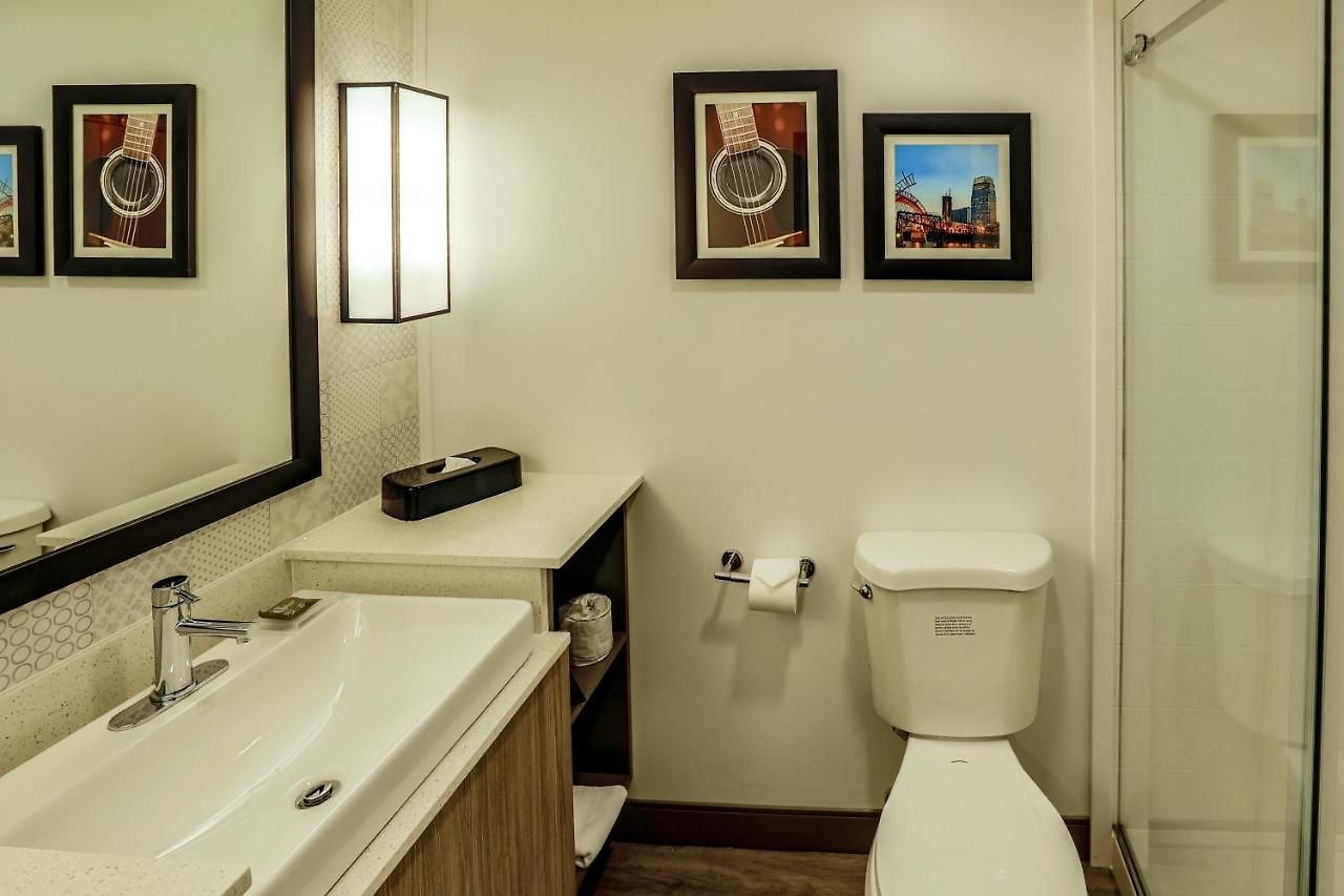 Country & By Radisson Airport Tn 4*