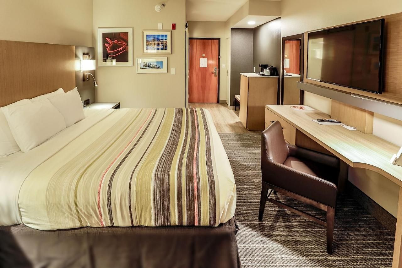 Country & By Radisson Airport Tn 4*