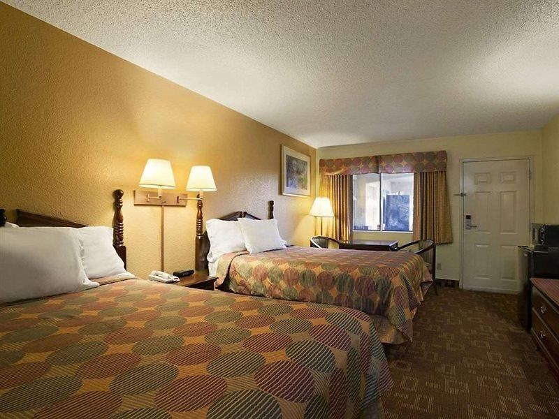 Hotel Super 8 By Wyndham Near Downtown / I-40 2*