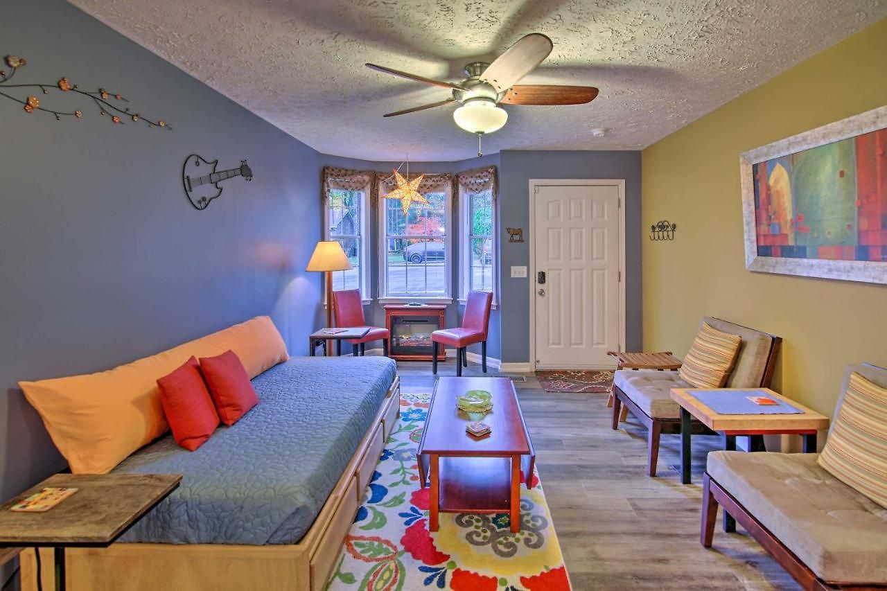 Holiday home Lively East Pad: Walk To Bars & Eateries *