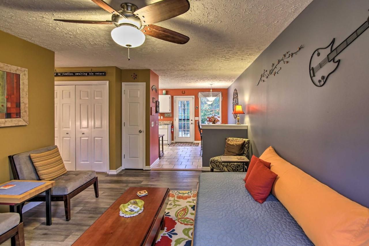 Holiday home Lively East Pad: Walk To Bars & Eateries *