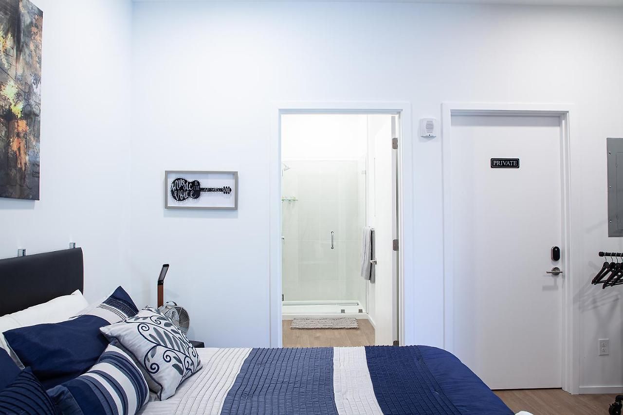 Urban Lux Modern 2 Bdr/2 Ba Condo *