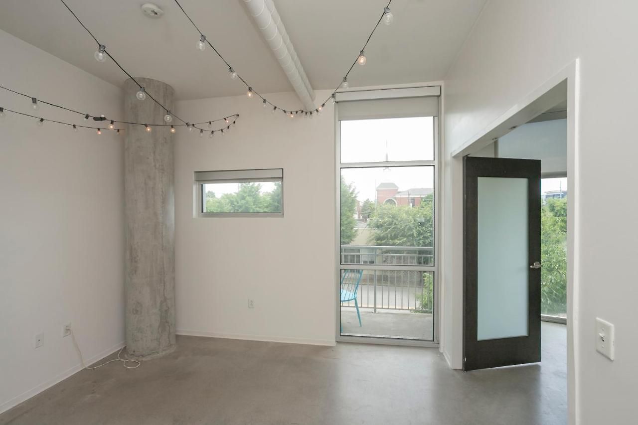 Unfurnished Amazing Layout W Balcony & Storage 30 Day Minimum Holiday home Nashville