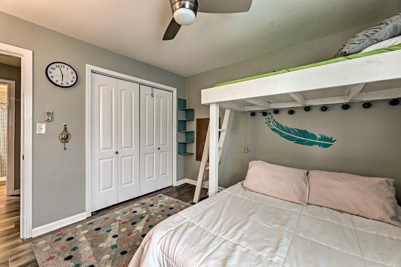 Quiet Area W/ Pool - 15 Mi To Dtwn Holiday home Nashville