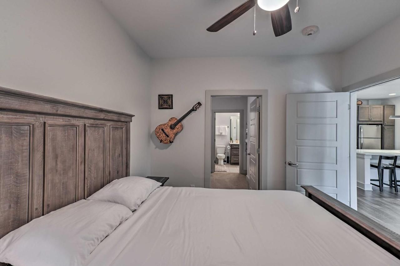 Modern Condo: 7 Mi To Downtown! *