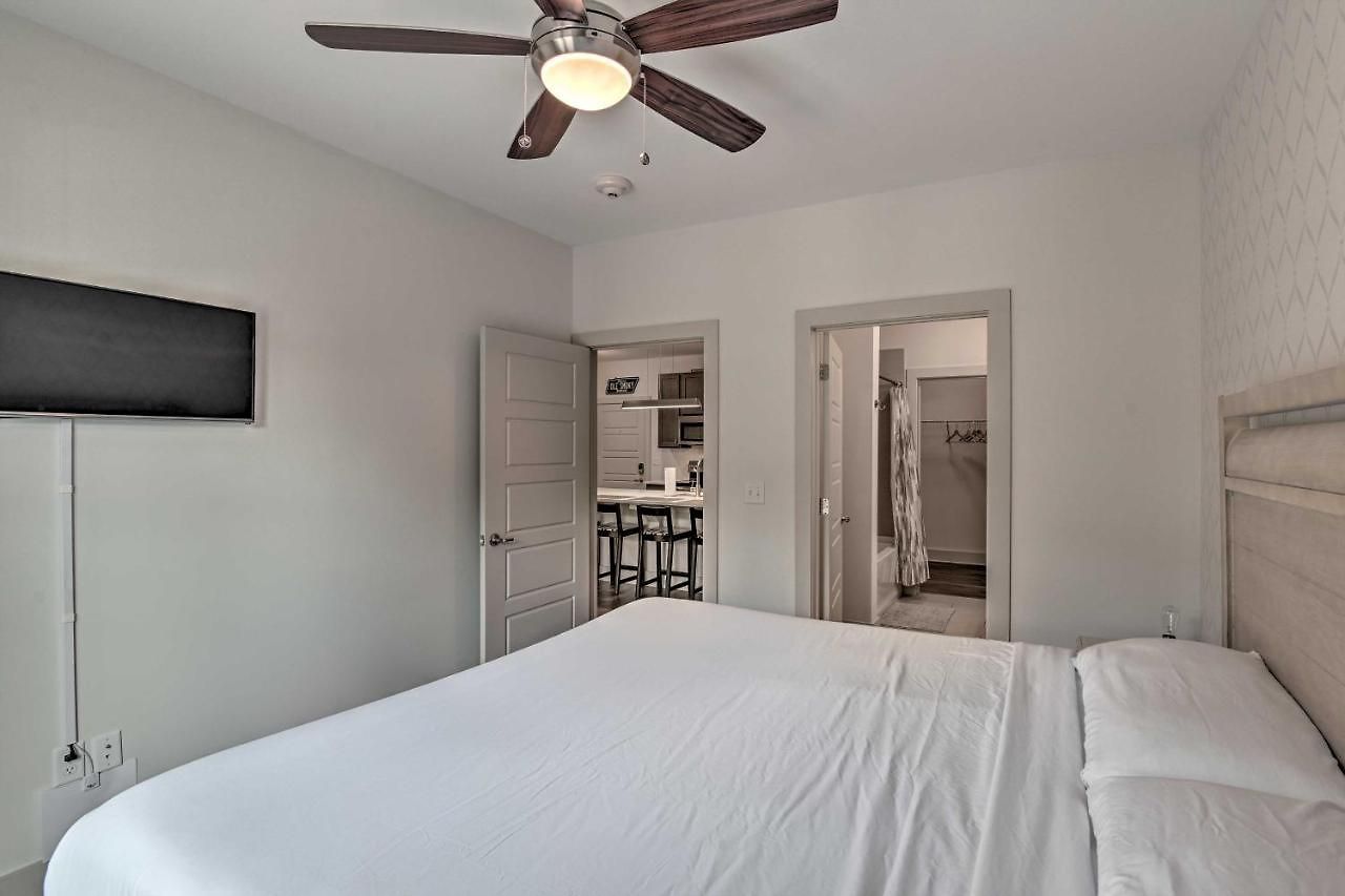 Modern Condo: 7 Mi To Downtown! Holiday home Nashville
