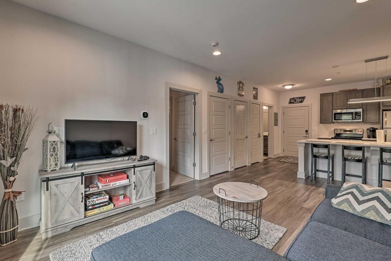 Modern Condo: 7 Mi To Downtown! Holiday home