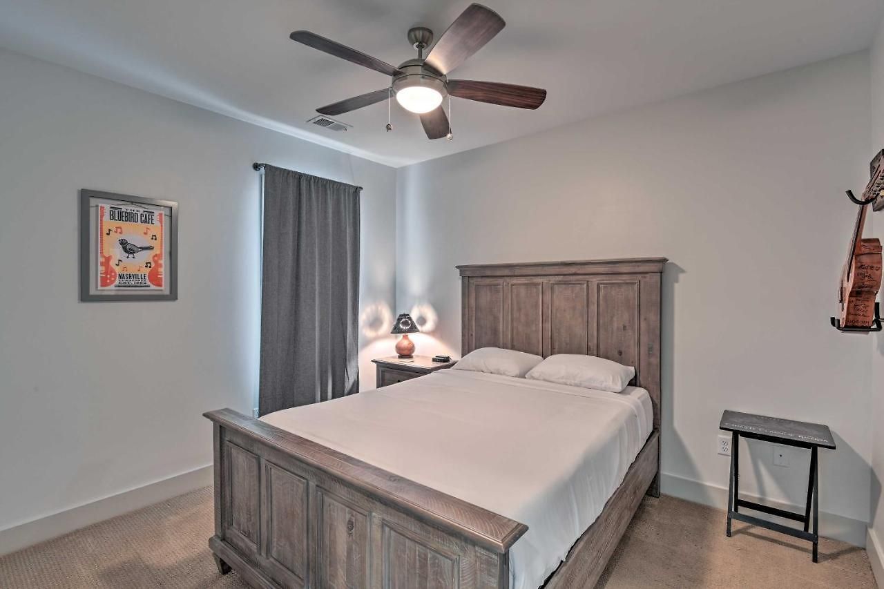Modern Condo: 7 Mi To Downtown! Holiday home