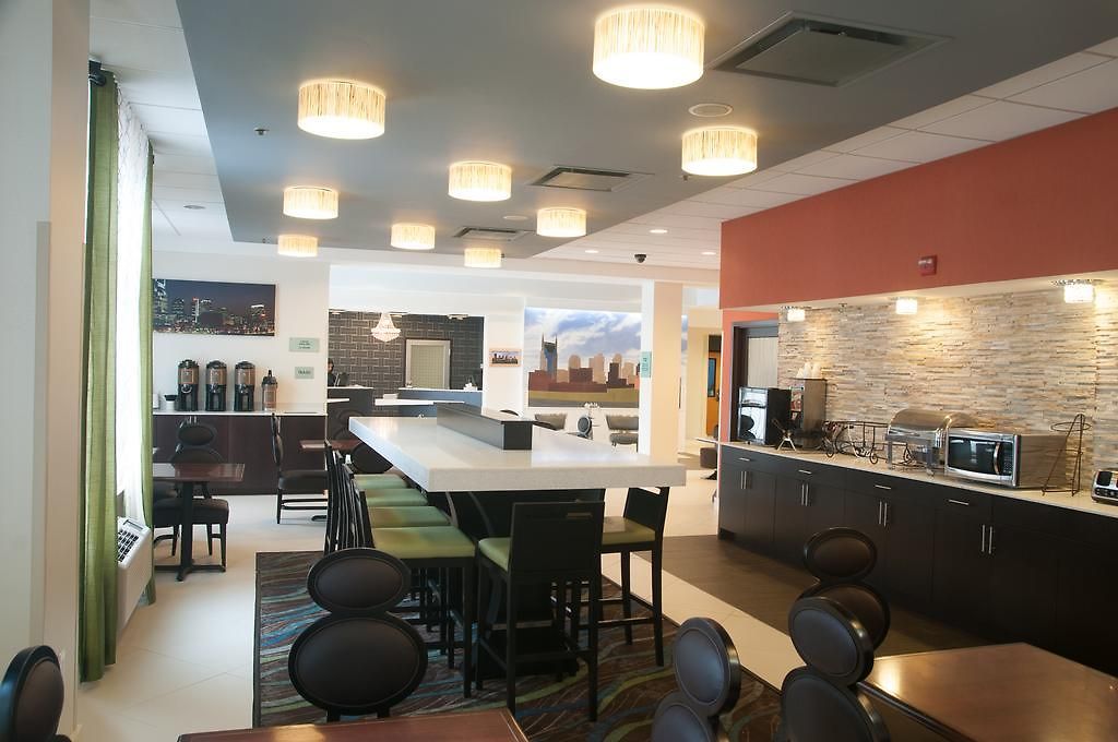 Hotel Country & By Radisson Airport Tn 4*