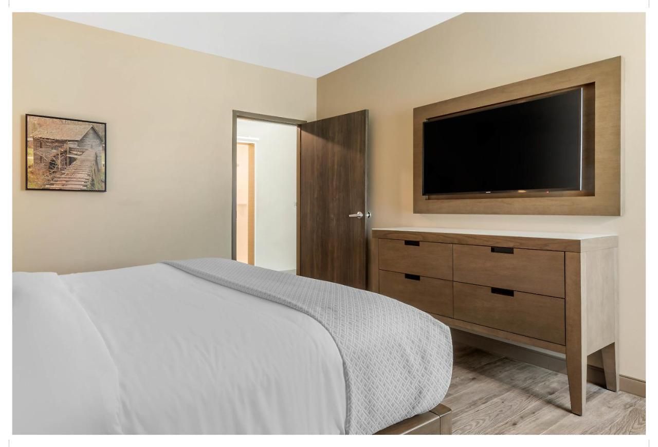 Cambria Airport 5*