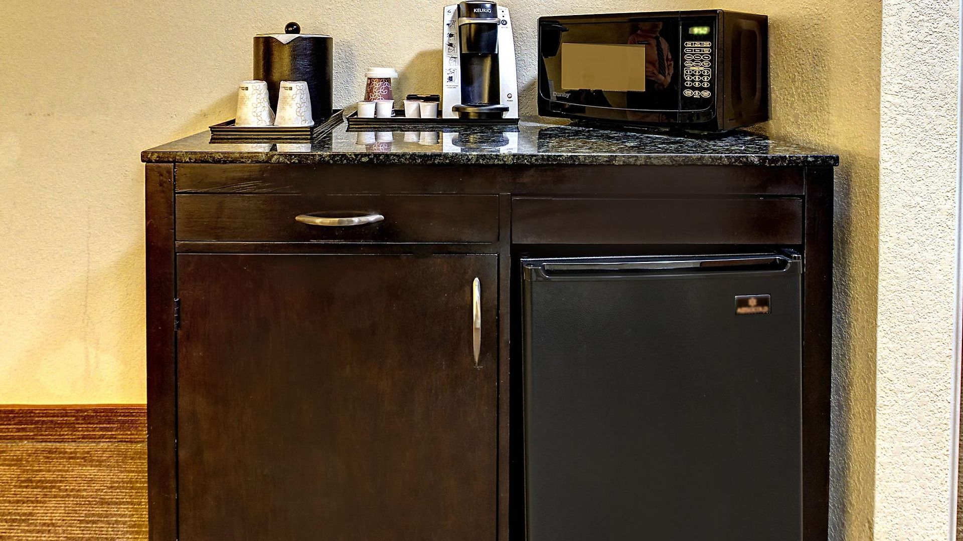 Hilton Garden Airport 3*