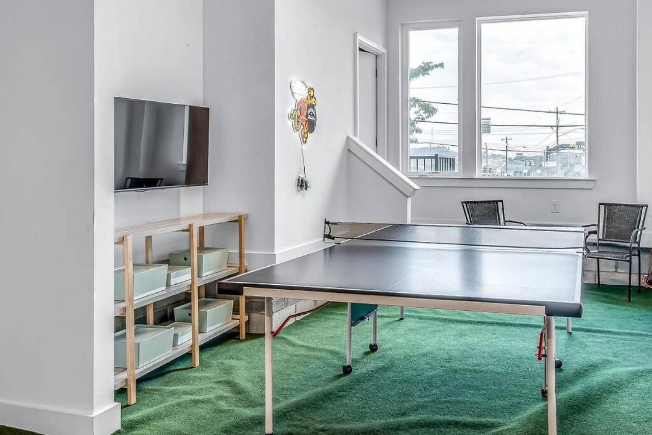 Holiday home Big New And Modern With Skyline View Mural And Ping Pong Nashville