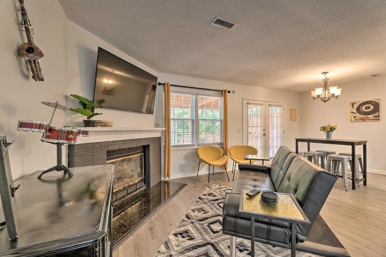 Modern Townhome: Large Yard & Deck! Holiday home Nashville