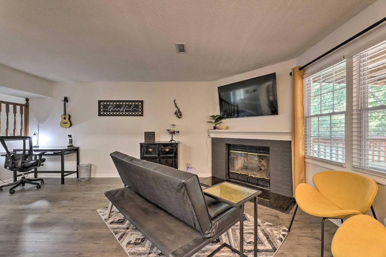 Modern Townhome: Large Yard & Deck! Holiday home *