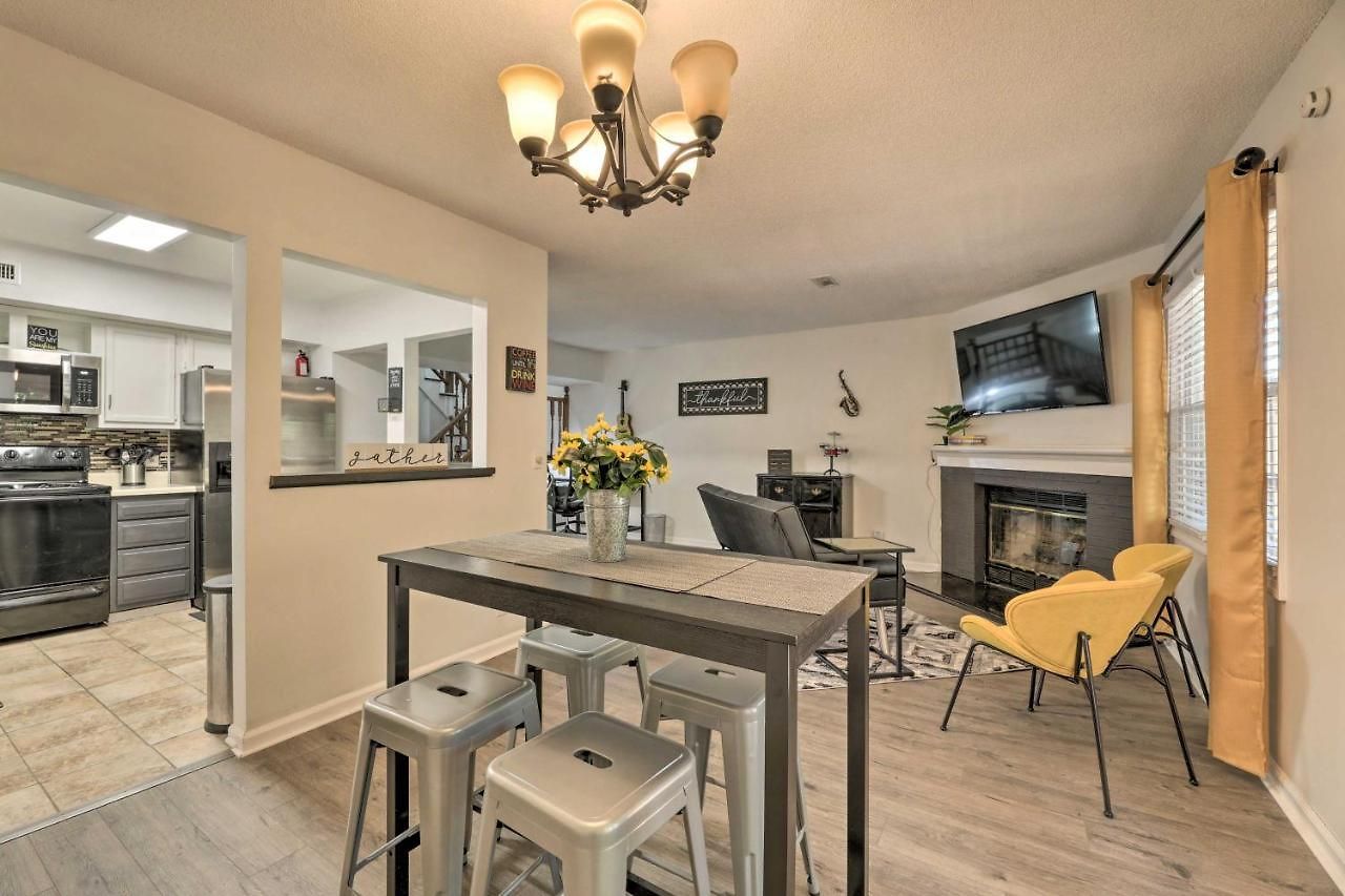 Modern Townhome: Large Yard & Deck! Holiday home Nashville