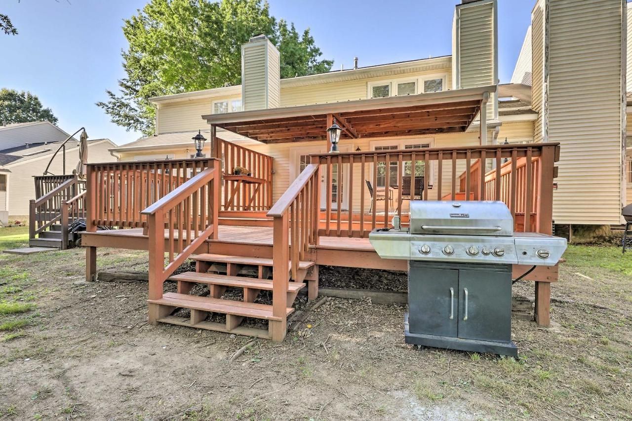 Modern Townhome: Large Yard & Deck! Holiday home