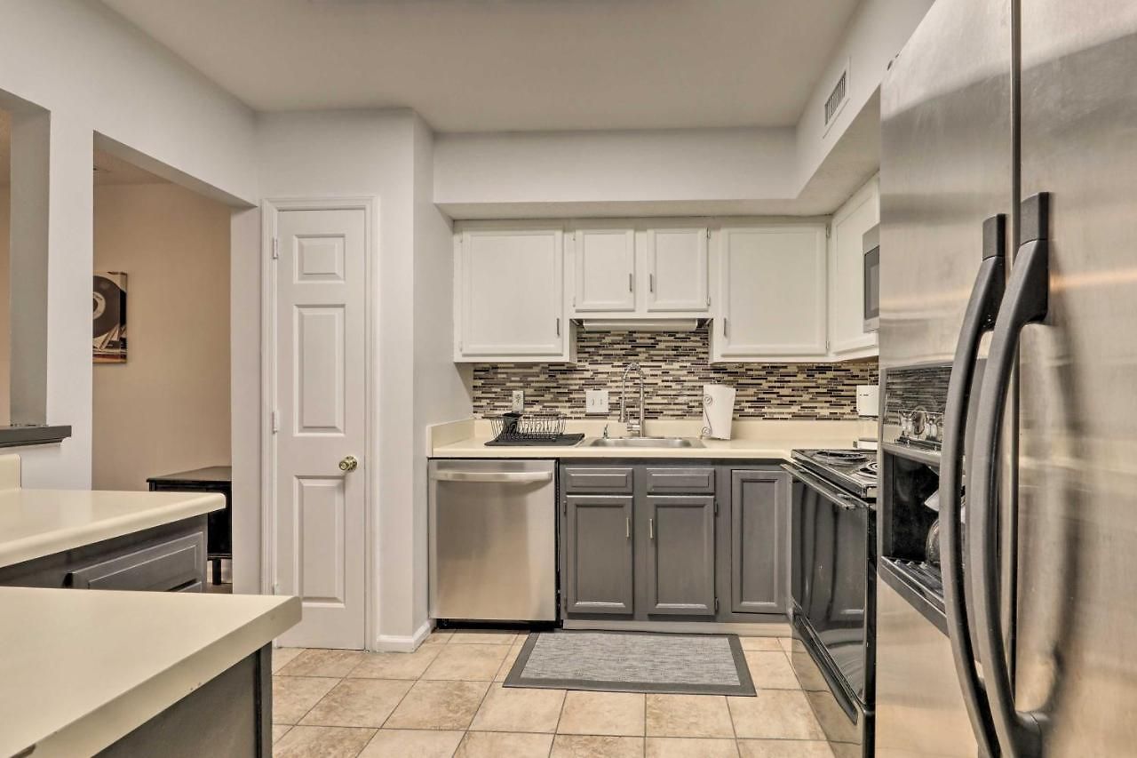 Modern Townhome: Large Yard & Deck! Holiday home *