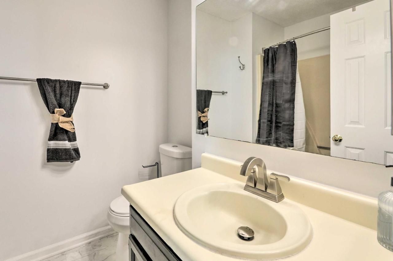 Modern Townhome: Large Yard & Deck! Holiday home Nashville