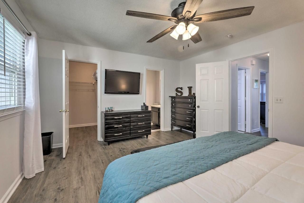 Holiday home Modern Townhome: Large Yard & Deck!