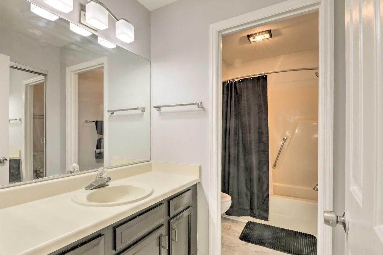 Modern Townhome: Large Yard & Deck! Holiday home Nashville