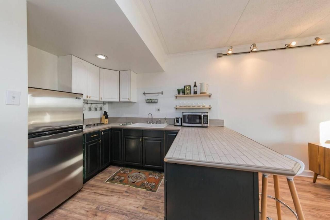Apartment Music Row Retreat With Pool And Free Parking, Walk To Bars!