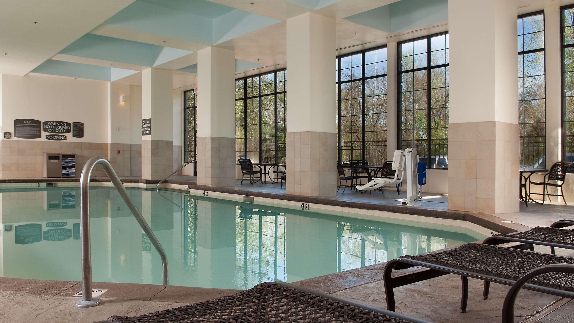 Hotel Embassy By Hilton Airport