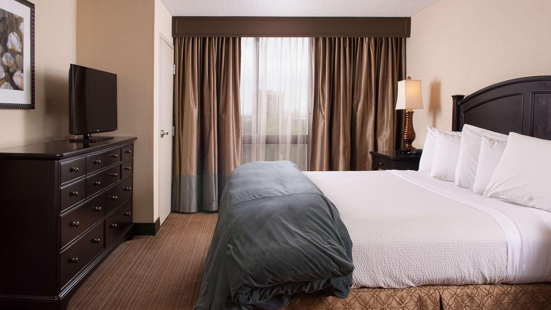Hotel Embassy By Hilton Airport 4*