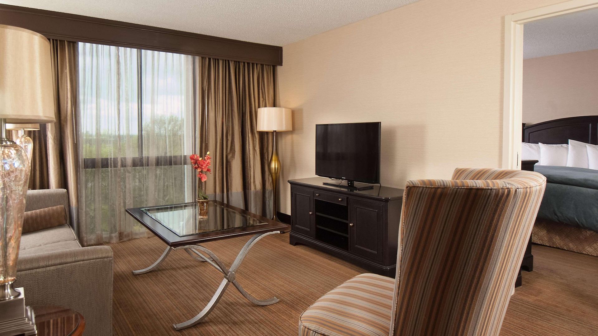 Hotel Embassy By Hilton Airport 4*