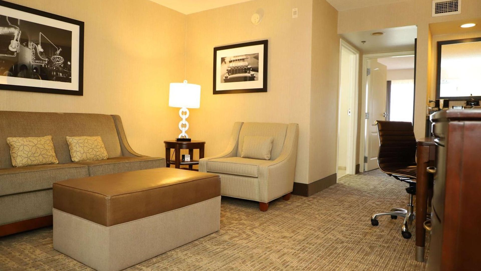 Hotel Embassy - At Vanderbilt 3*