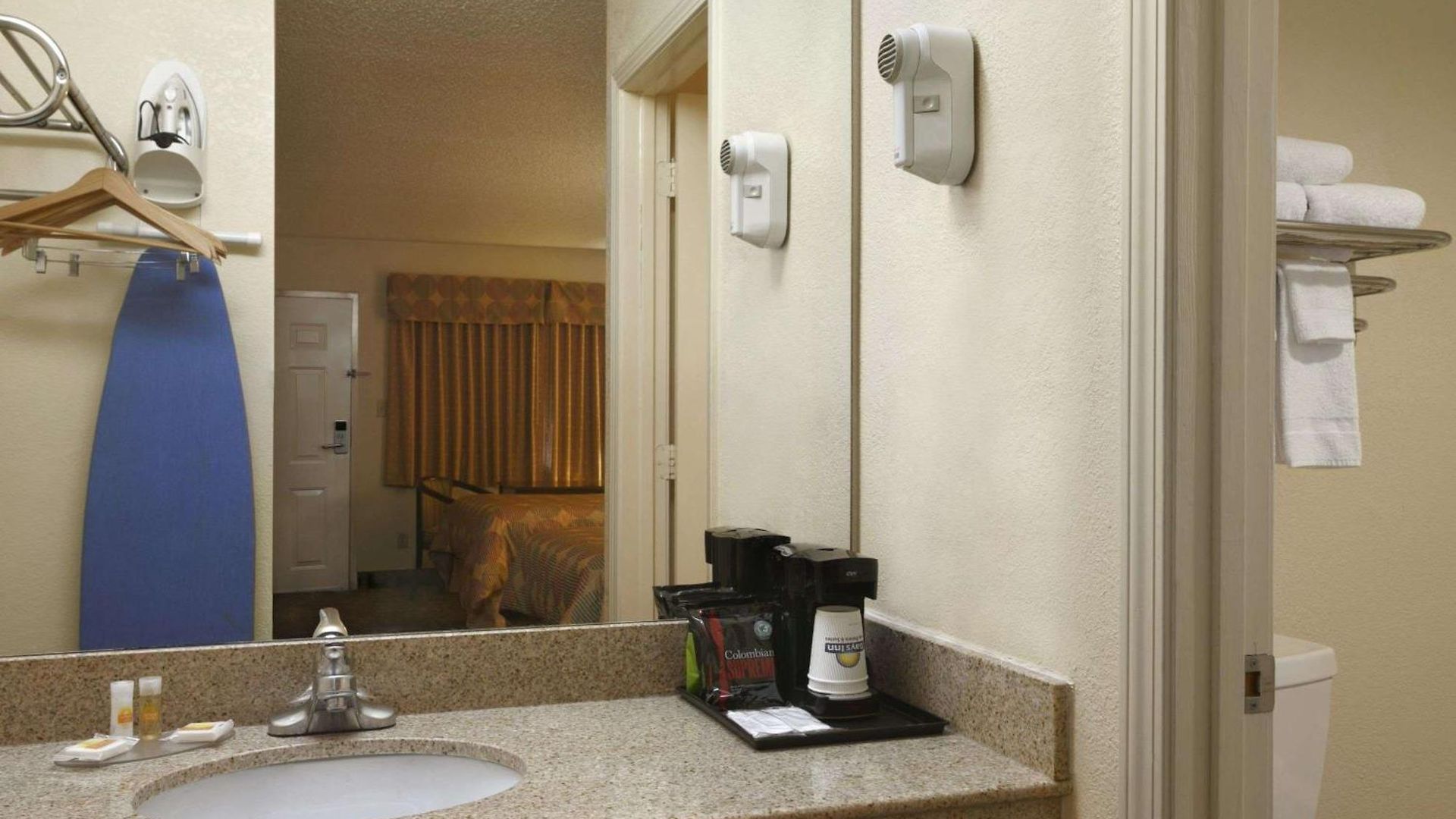 Days By Wyndham Airport East 2*