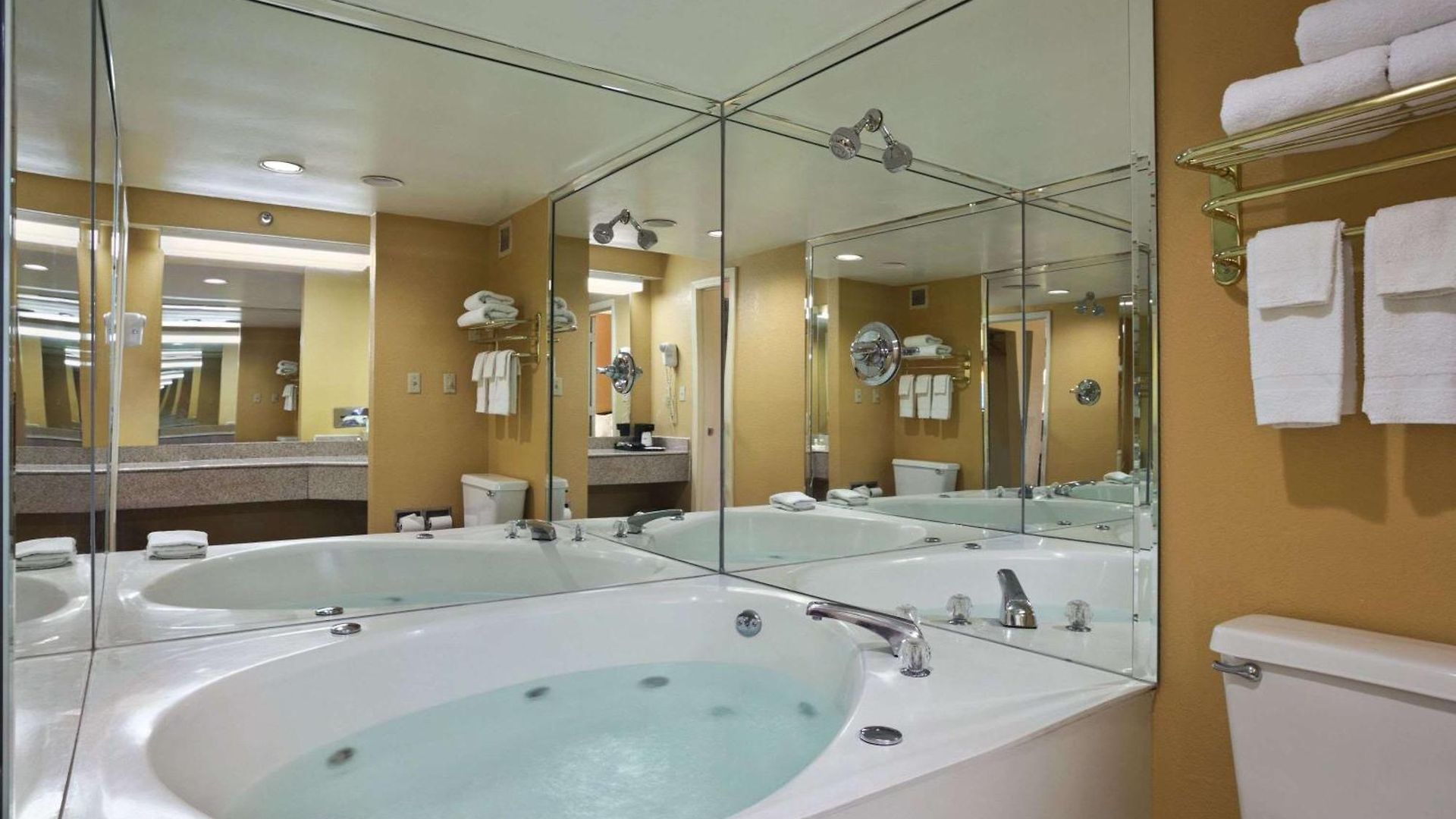 Days By Wyndham Airport East Hotel 2*