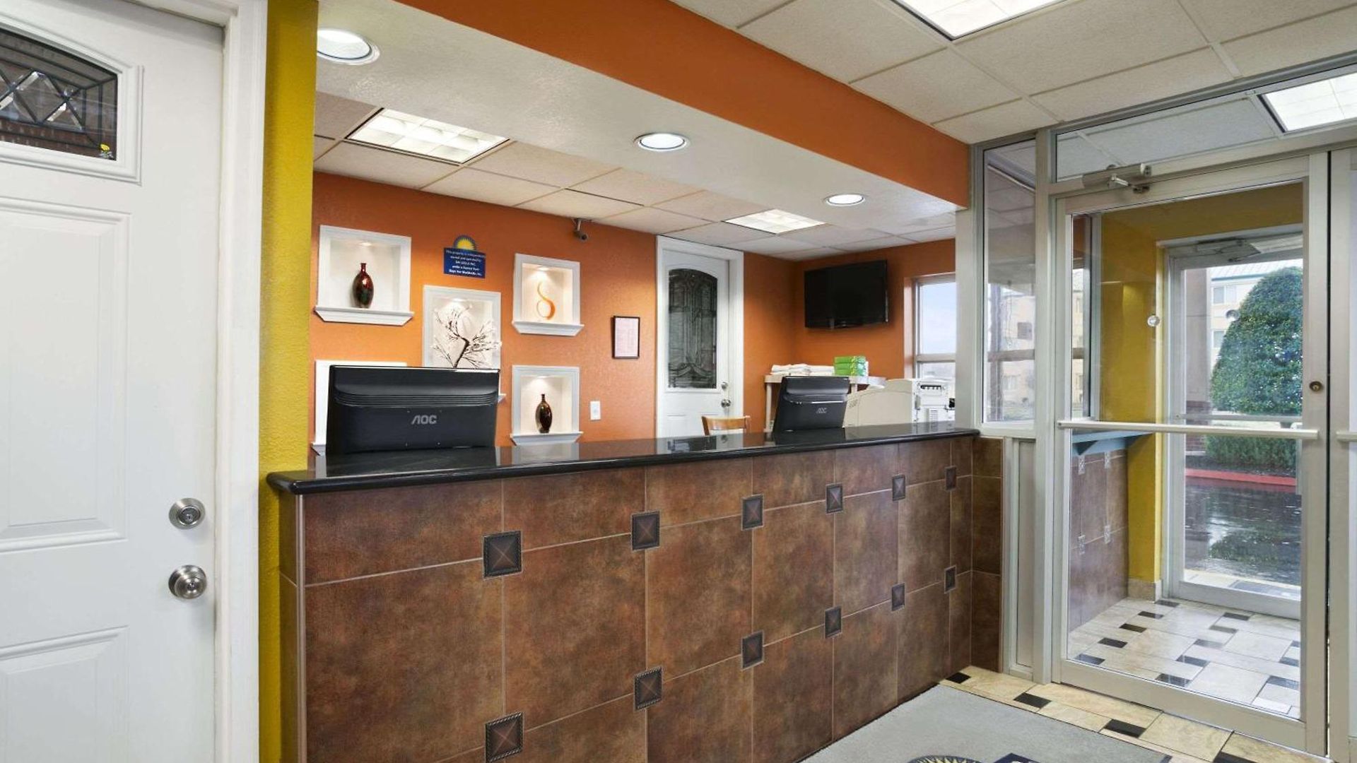 Days By Wyndham Airport East Nashville