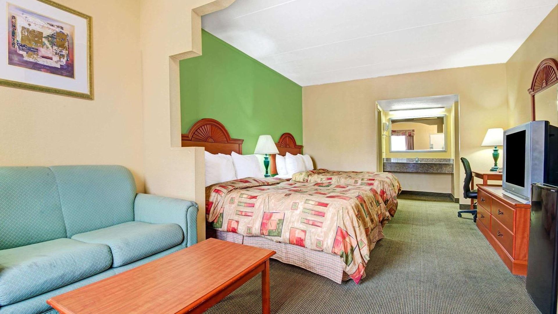 Super 8 By Wyndham Near Downtown / I-40 Hotel