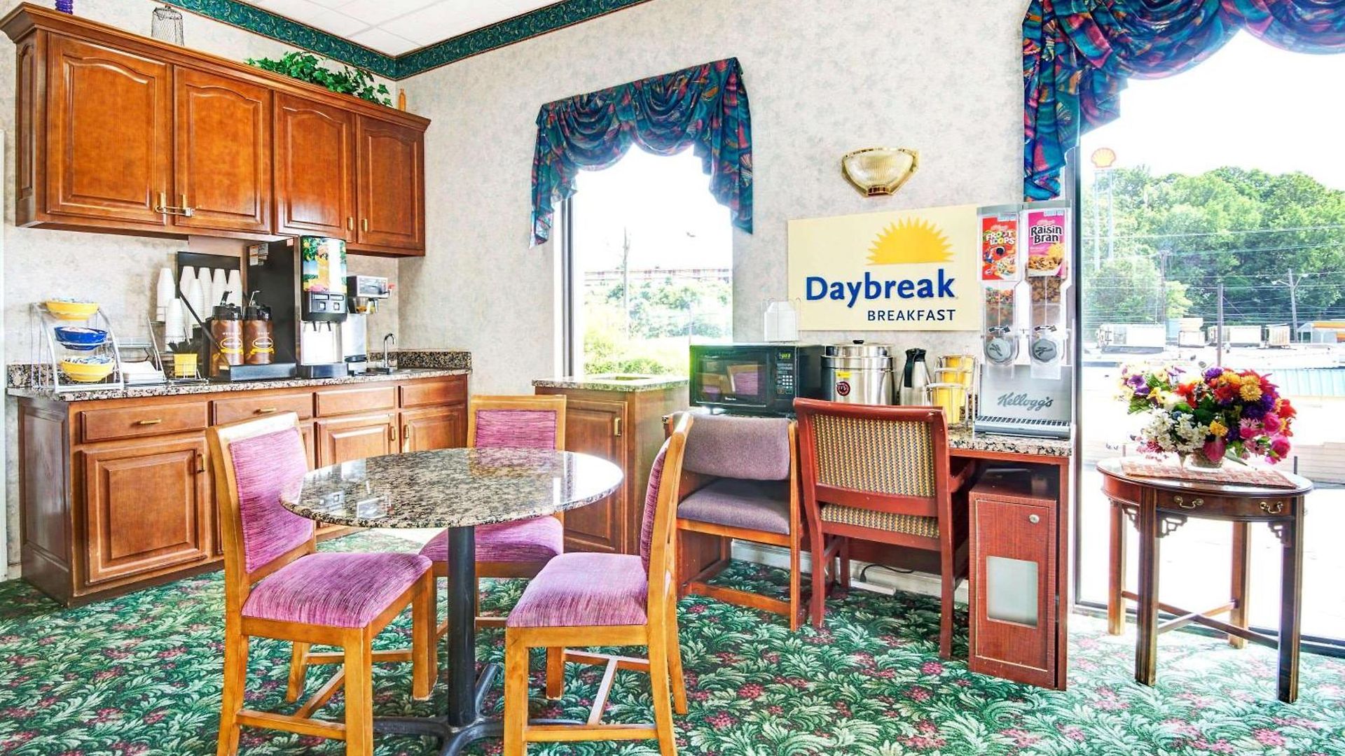 Super 8 By Wyndham Near Downtown / I-40 Hotel 2*