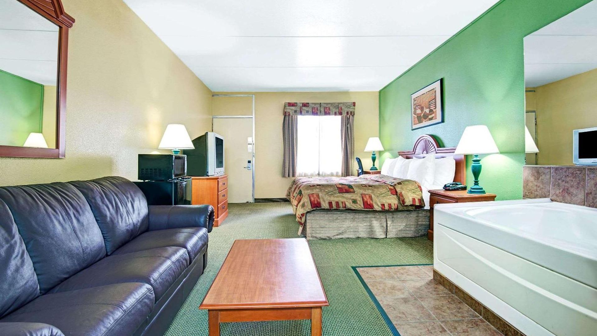 Hotel Super 8 By Wyndham Near Downtown / I-40