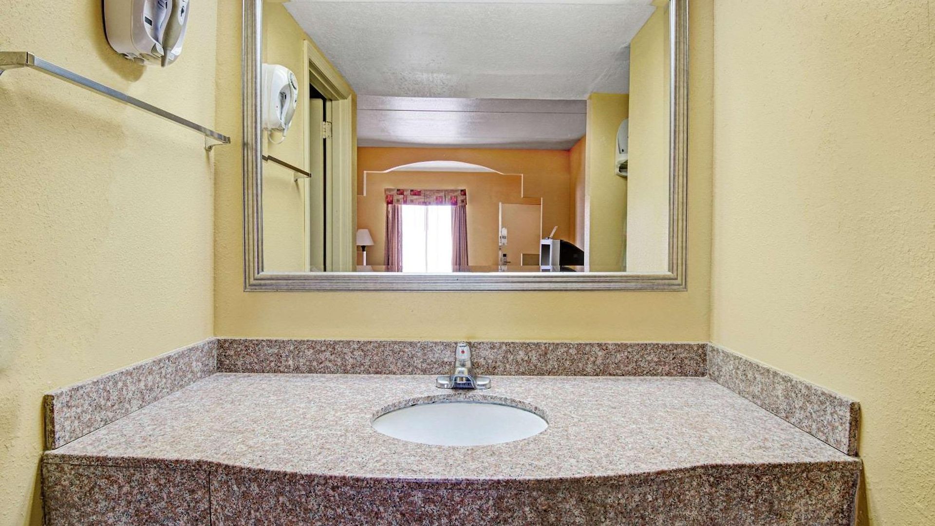Super 8 By Wyndham Near Downtown / I-40 Hotel 2*