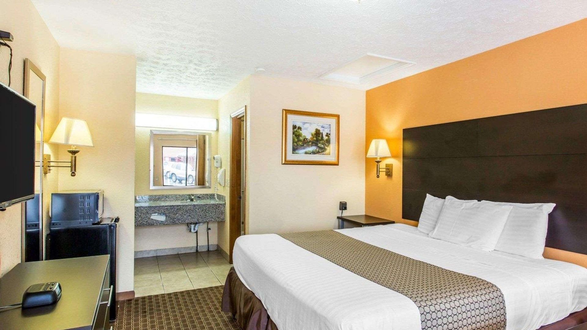 Econo North 3*
