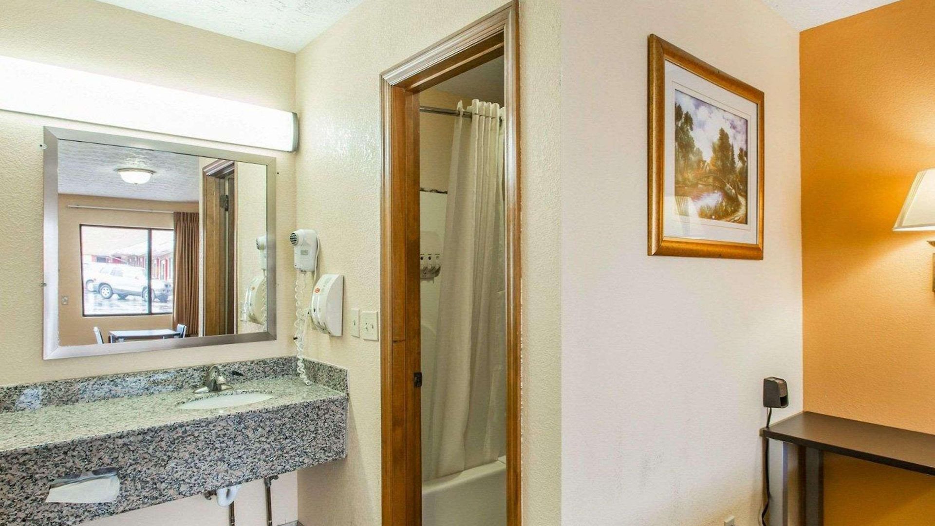 Econo North 3*