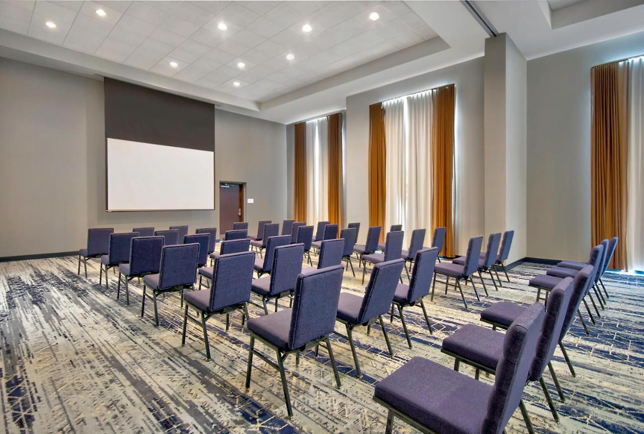 Courtyard By Marriott Hills Hotel