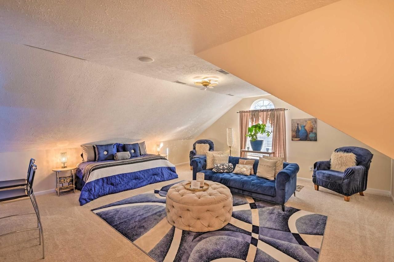 Charming ~ 6 Mi To Downtown! Holiday home