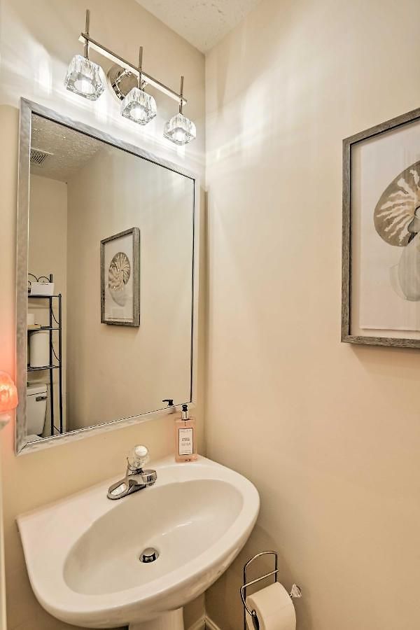 Charming ~ 6 Mi To Downtown! Holiday home *