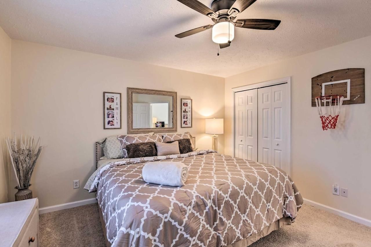 Charming ~ 6 Mi To Downtown! Holiday home