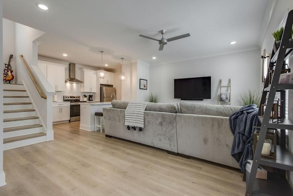 Classy, Cozy, Close To Downtown Apartment