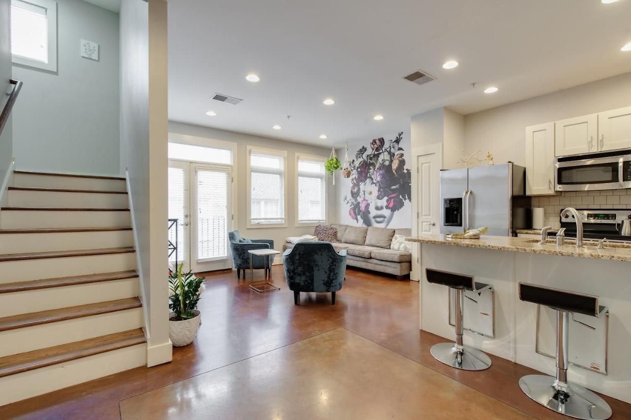 West End Townhome With 2 En-suites And Free Private Parking *
