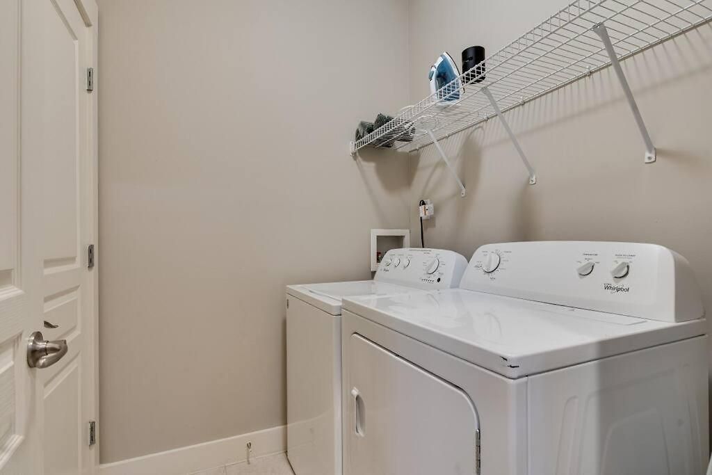 3-story West End | Free Garage Parking | Near Vanderbilt Medical Apartment Nashville