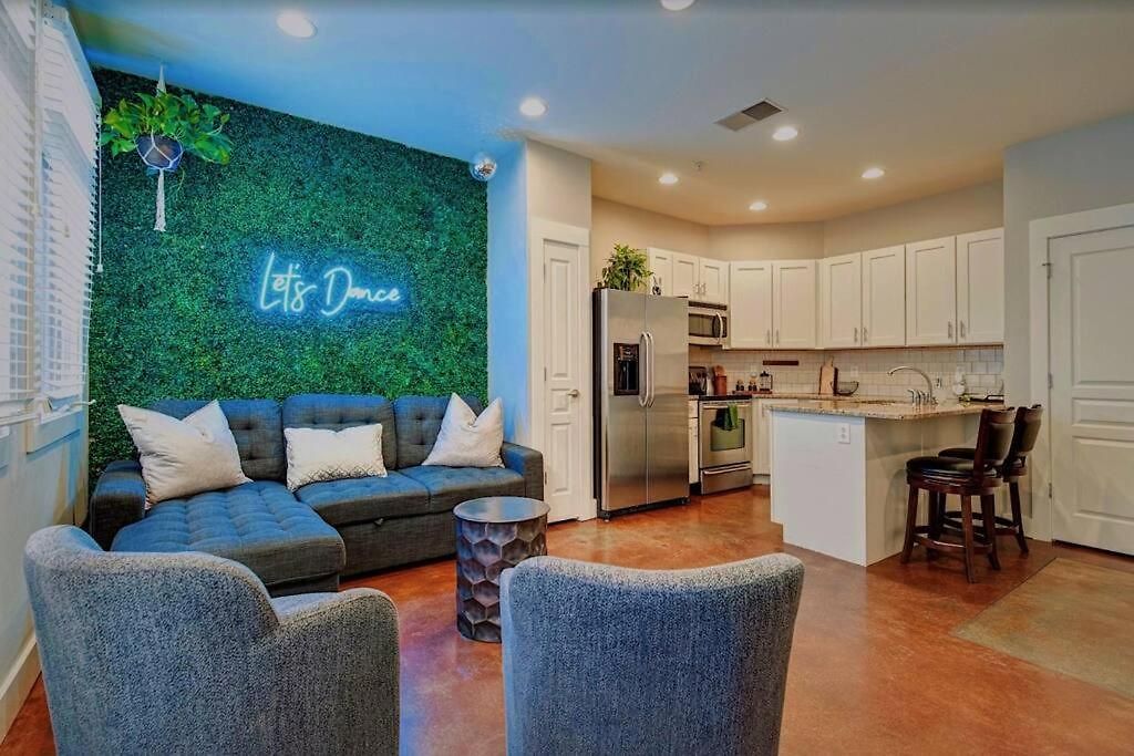 Apartment 3-story West End | Free Garage Parking | Near Vanderbilt Medical Nashville