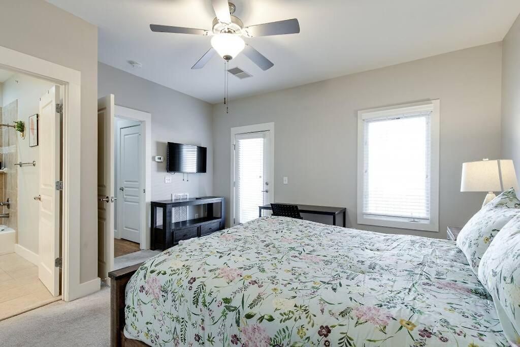 Apartment 3-story West End | Free Garage Parking | Near Vanderbilt Medical *